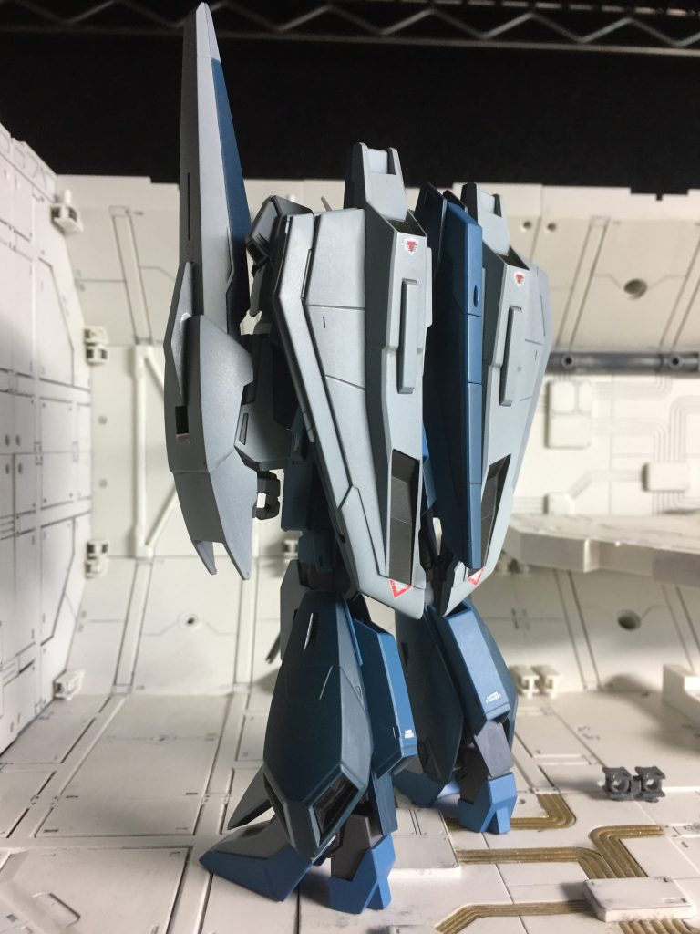 ジェットエンジンやインテークなどはブラックのメタリックで塗装。場所によってツヤを変えています。この時、マーキング類は水転写デカールではなく、当時敬遠して余りまくっていたガンダムデカールとマーキングシールを頑張って使ってます。3年経ってマーキングシールの扱いは多少上手くなったなとしみじみ。余白が目立って気になる!