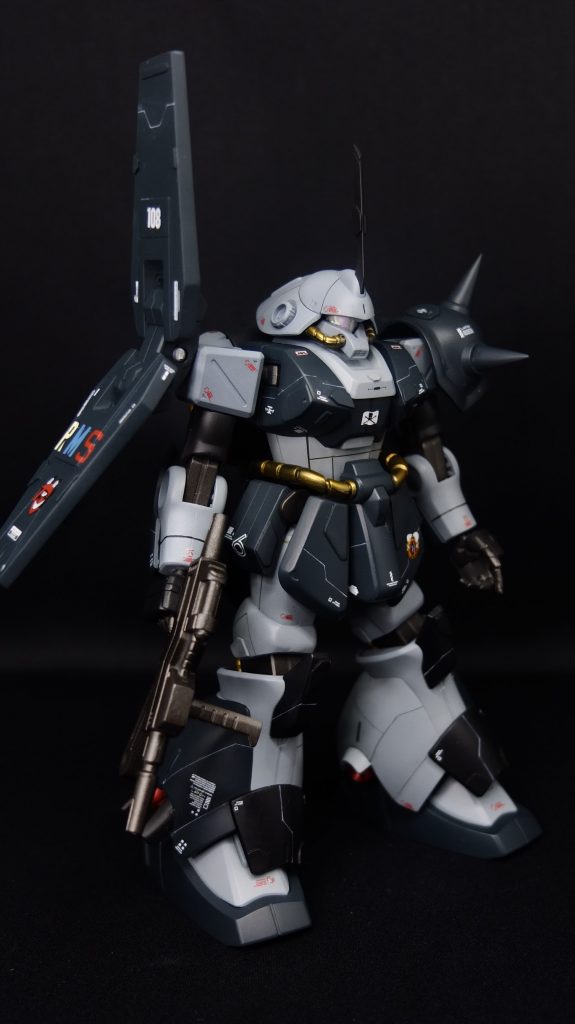 メインカラーはグレー、ダークグレー、セミグロスブラックの三色で仕上げています