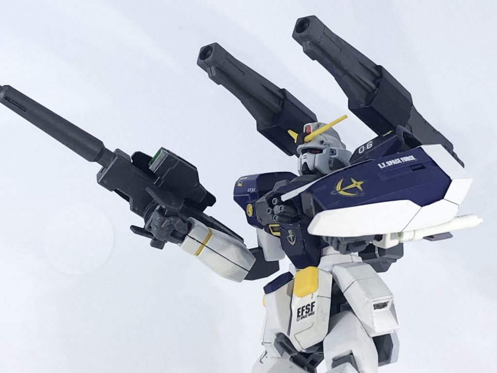 肩部キャノン砲 :2門装備された実体弾砲。作戦に応じて徹甲弾やHEAT弾など様々な弾を装填できる。どんなジオンのMSも一撃で撃破するという触れ込みは相変わらず。