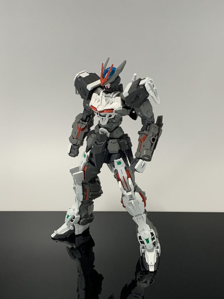 「ノーネイムアストレイ リペア」ノーネイムアストレイを改修しシンメトリー化した機体。本体のみの武装のバリエーションは減ったがダブルノーネイムユニットとの合体を前提に作られているため些細な問題である。以上が設定となります。