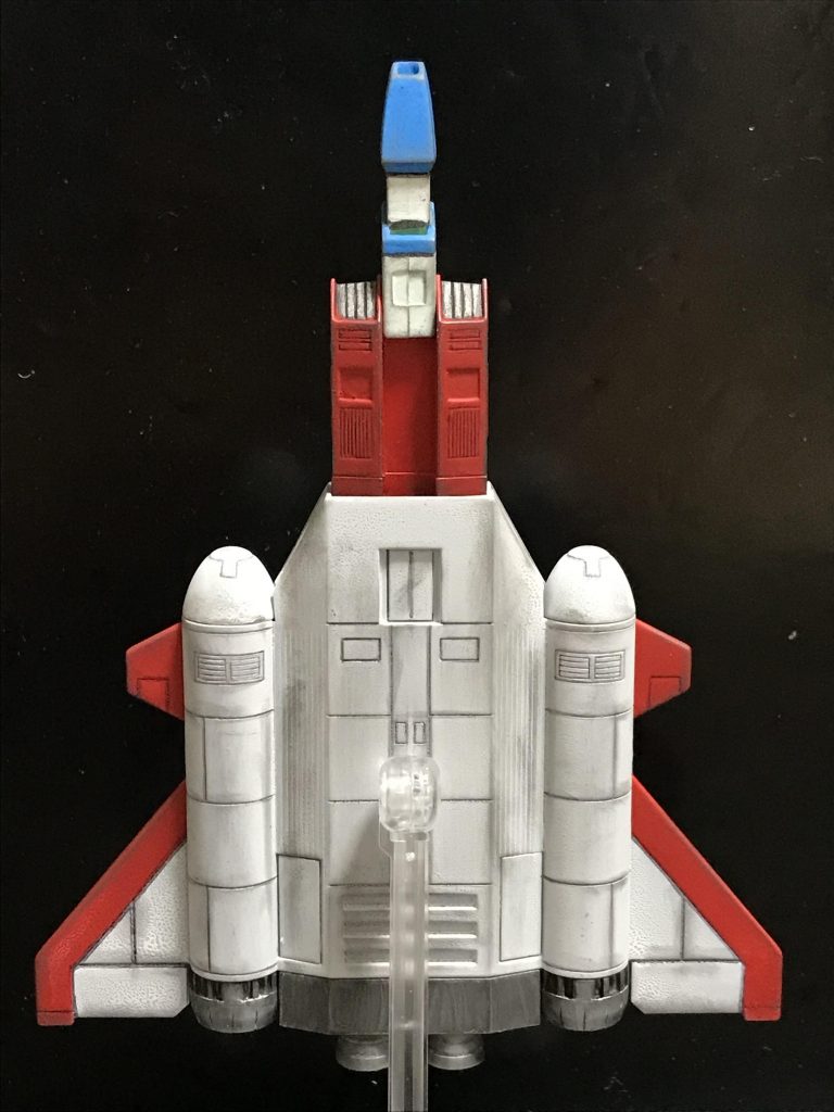 下面にもそれなりのモールドがあり、抜かりありません。ランディングギアは付けていません。腹に3mmの穴を開け、アクションベースで飾れるようにしました。