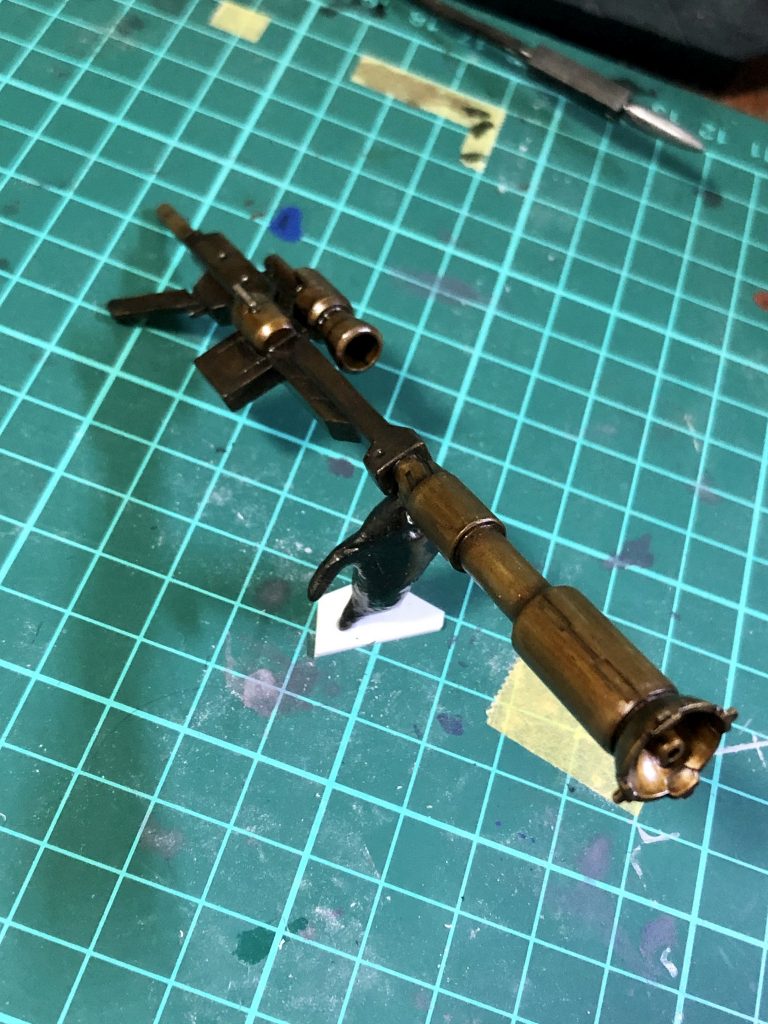 ちょっとメリハリがない気がしたので、一部をリアルタッチマーカーのグレー2で上から塗ってみました。写真は最後に光沢スプレー吹いた後だったかな？