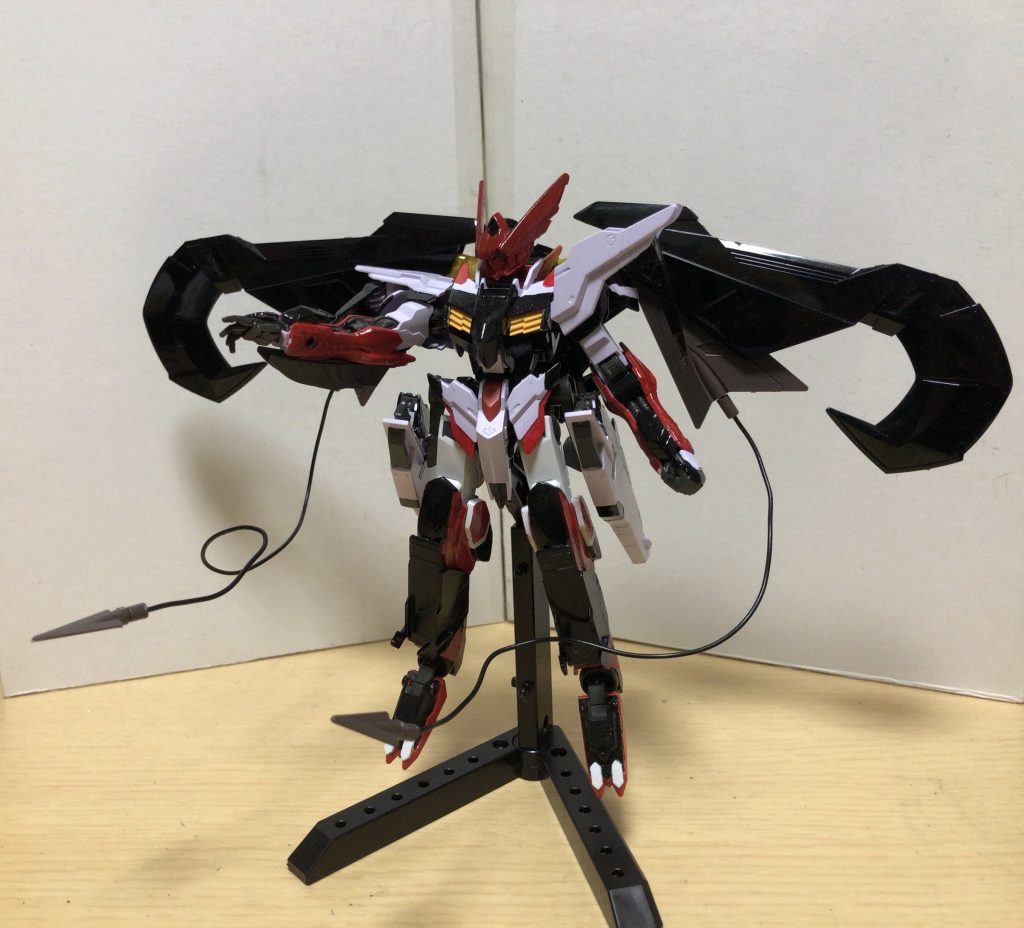 アンカー武装:マガノシラホコ改パイロットの脳波で有線式オールレンジ武装としても使えるこの武装は、独自開発のコンピュータウイルスを有しており、刺した対象のコンピュータに侵入・掌握・自壊を可能とする。ウイルスによる