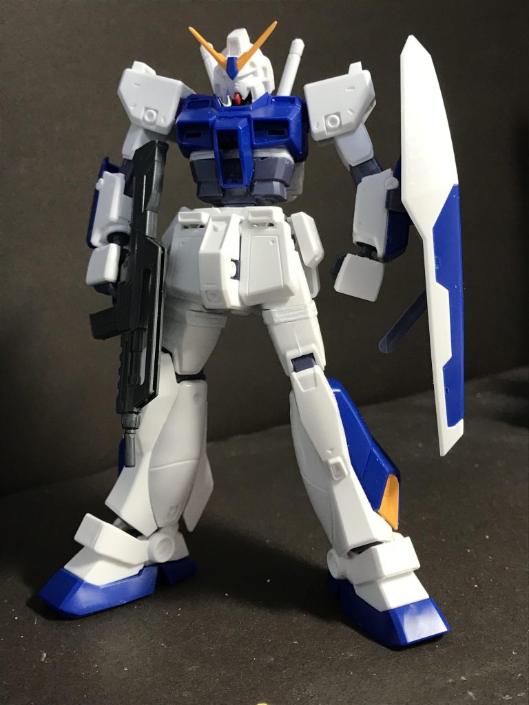 肩の位置や胸部、太もも、腰を延長した状態で。この後、腕部を延長し、プラ板で腰と腹部の隙間を埋めました。