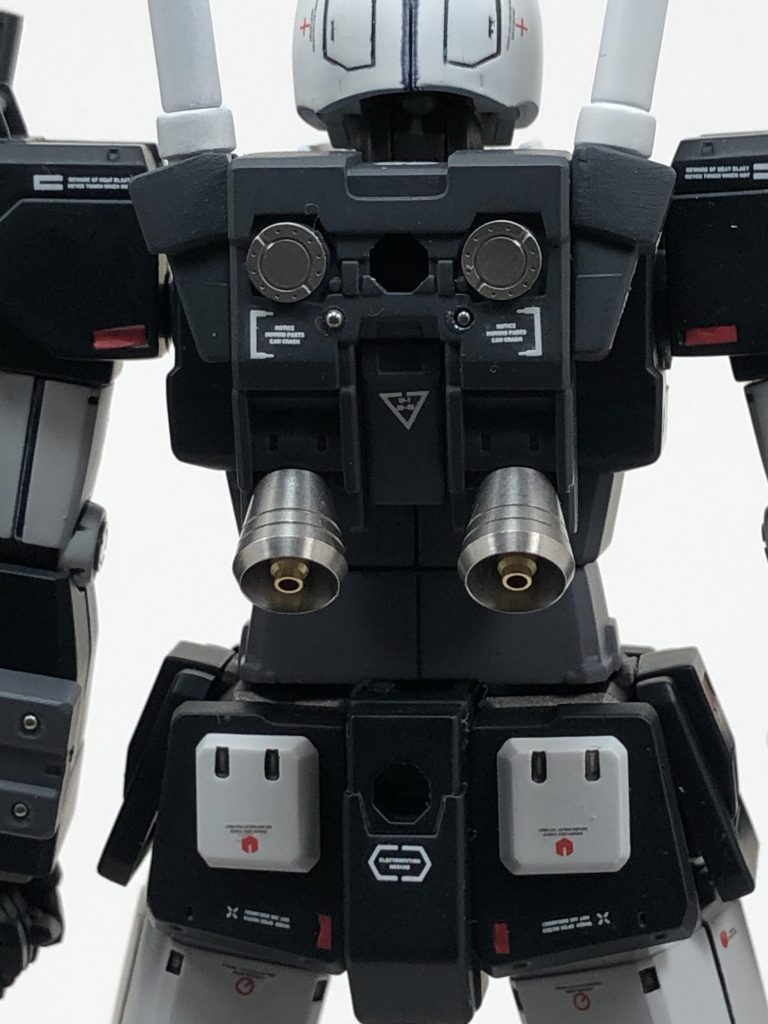 バックパックは、マイナスモールドにエッチングパーツ、丸モールドにメタルボール、メインスラスターをメタルパーツで大型化＆多重構造化しています。