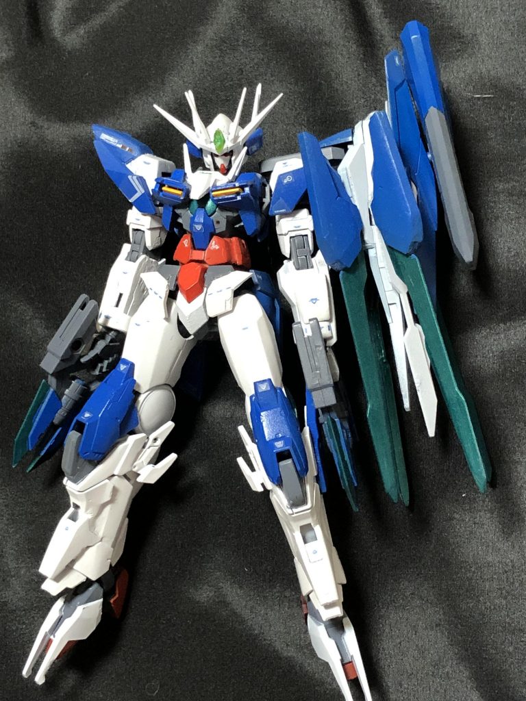 前面から。頭部はクアンタをベースにアンテナを大型化し、耳の辺りにも増やしました。脚部はrgストライクのパーツを使い、トゲトゲしくしてみました。