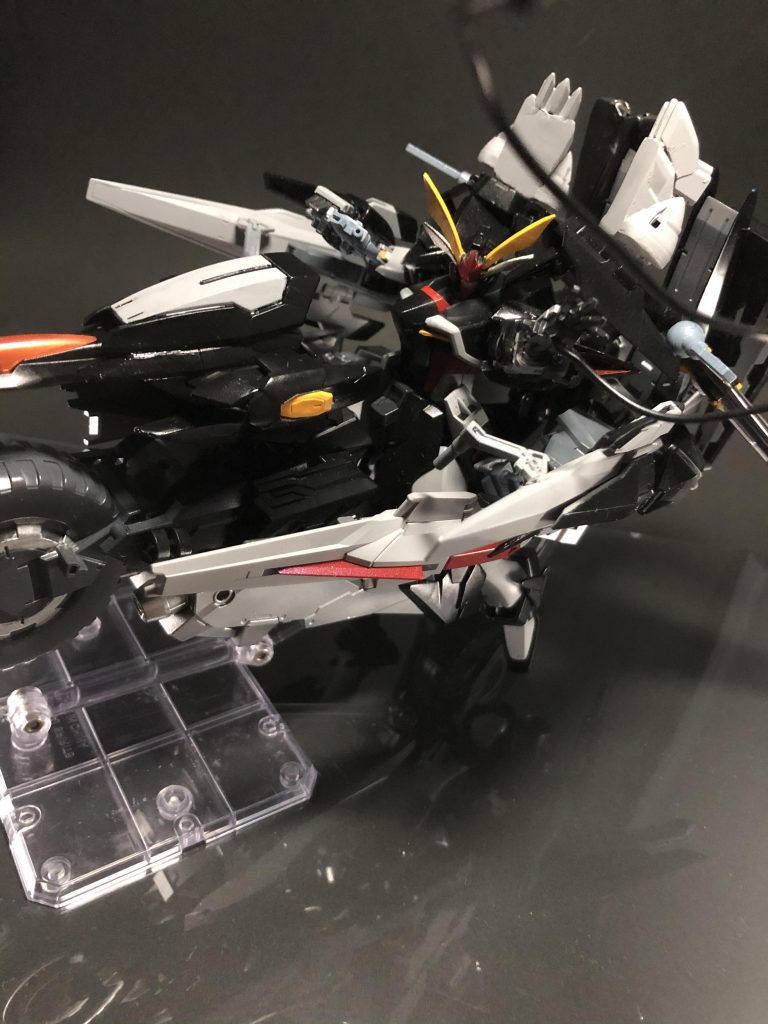 バイクに乗った時のポージングですね。まぁ似たようなポージングではありますがぶっちゃけこれ以外なんかしようと思うと敵みたいなんあった方が映えるんだと思うんですけどそれができるほど広い撮影スペースがないのでいつかお見せできればいいなぁと……