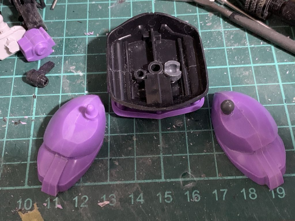 股関節をボールジョイント化しました。これで多少ポーズが付けれる様になりました。こちらはボール・ボール受けともにボールデンの中サイズです。完成してから気付きましたが、ここにLGBB烈光頑駄無の股関節メカニズムを組み込めばもっとポーズの幅が広がりましたね。