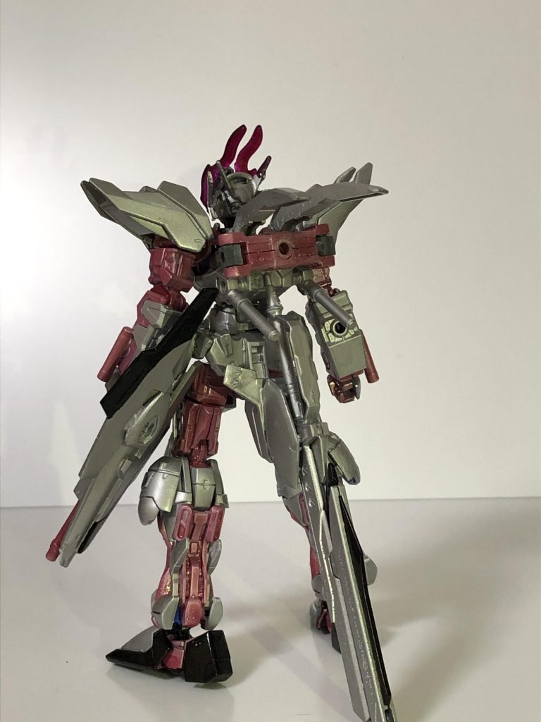 後ろ姿。自立飛行を可能とするため背中に特別なスラスターをつけている。