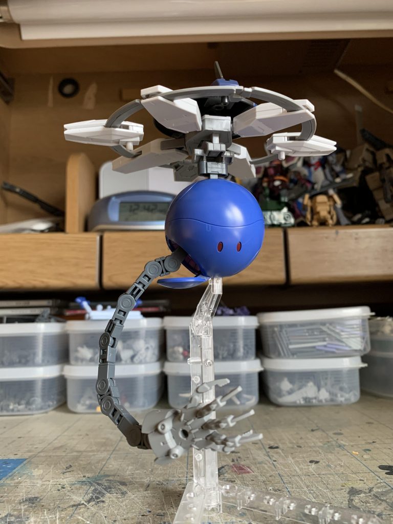 頭の上の飛行ユニットはインジャウェポンのシールドとネプテイトを組み合わせ、腕は30MMオプションパーツとボルアムの関節パーツを繋いだだけの代物です。