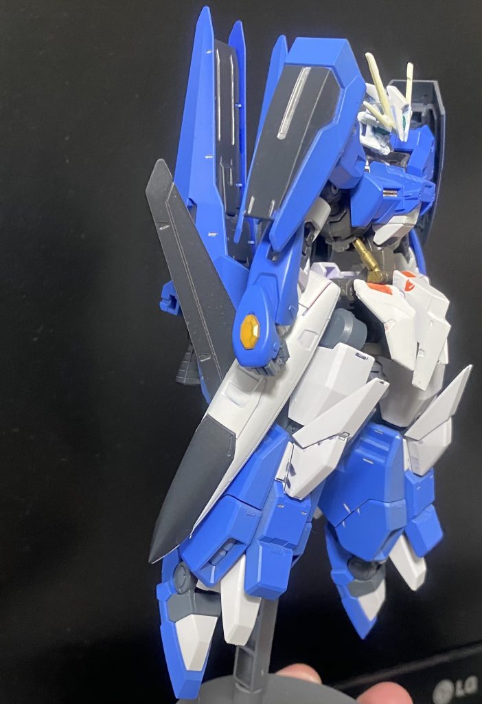 横。バックパックは端白星の腰パーツにある3ミリ穴にぶっ刺してます。近接はパルマ・フィオキーナをお見舞いします。