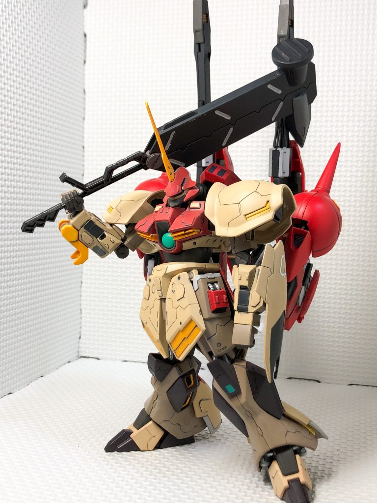 全体図です。武器類には、色分け以外ほとんど、手を加えていませんが、本体は、元のディテールを活かす形で情報量を増やしています。今回は、元のガルバルディの余りパーツも使用しており、腕、サイドスカート、脚部のボリュームアップも行いました。