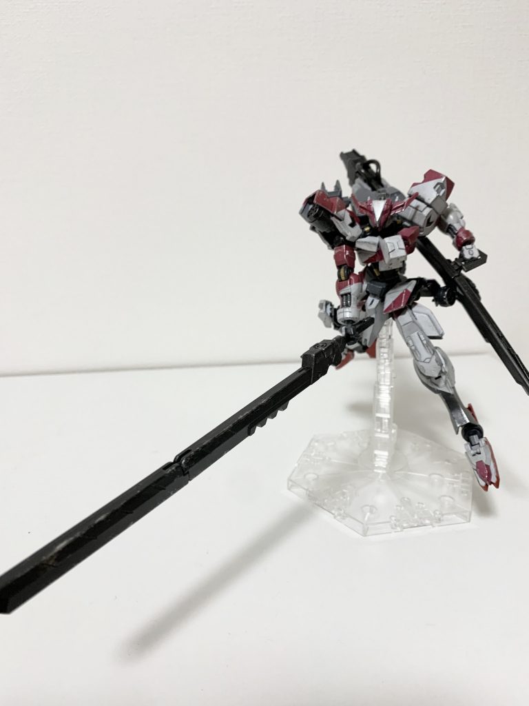 設定の深掘りをするとクロセルは鉄血本編の役30年ほど前からこの会社で非武装の作業用MSとして運用されていました。マクギリス派とアリアンロッドの戦闘後の宙域の残骸処理を請け負った際に突発的な戦闘を視野に入れ各武装の導入が決定されます。同時に自分のパイロットとしてのスキルに未熟さを感じていた少女は支援ユニットHAROの製造に取り掛かるわけです。