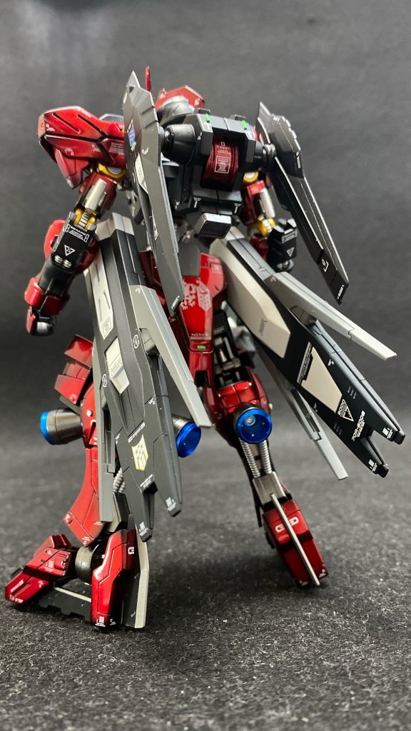 フレームのブラックと武器と武装はアルティメットブラックとジャーマングレー数種で塗り分けてつや消しですメタルパーツ使えないのでデティールアップはシルバー塗装(*^-^*)