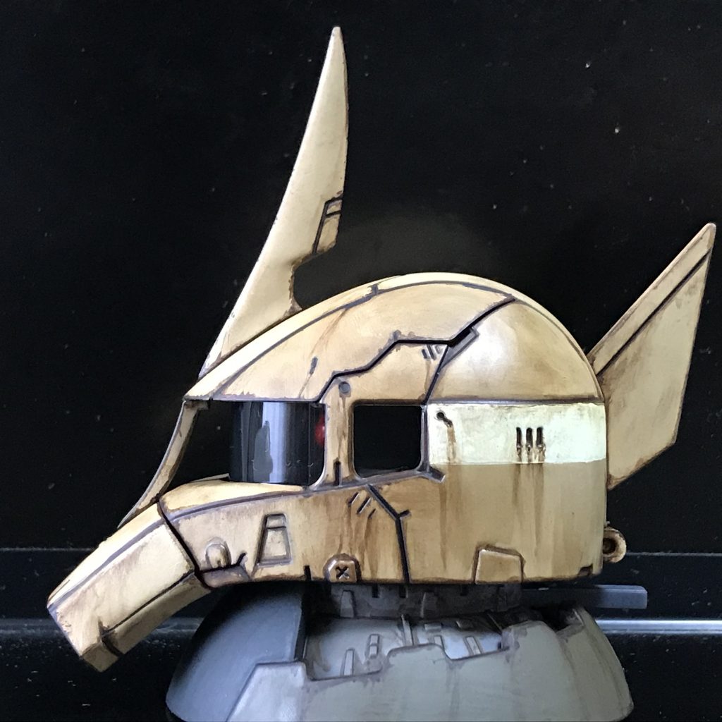 ボディユニットが普通のザクなので、特に真横から見ると少し違和感があります。後頭部のツノも大きすぎる気がします。