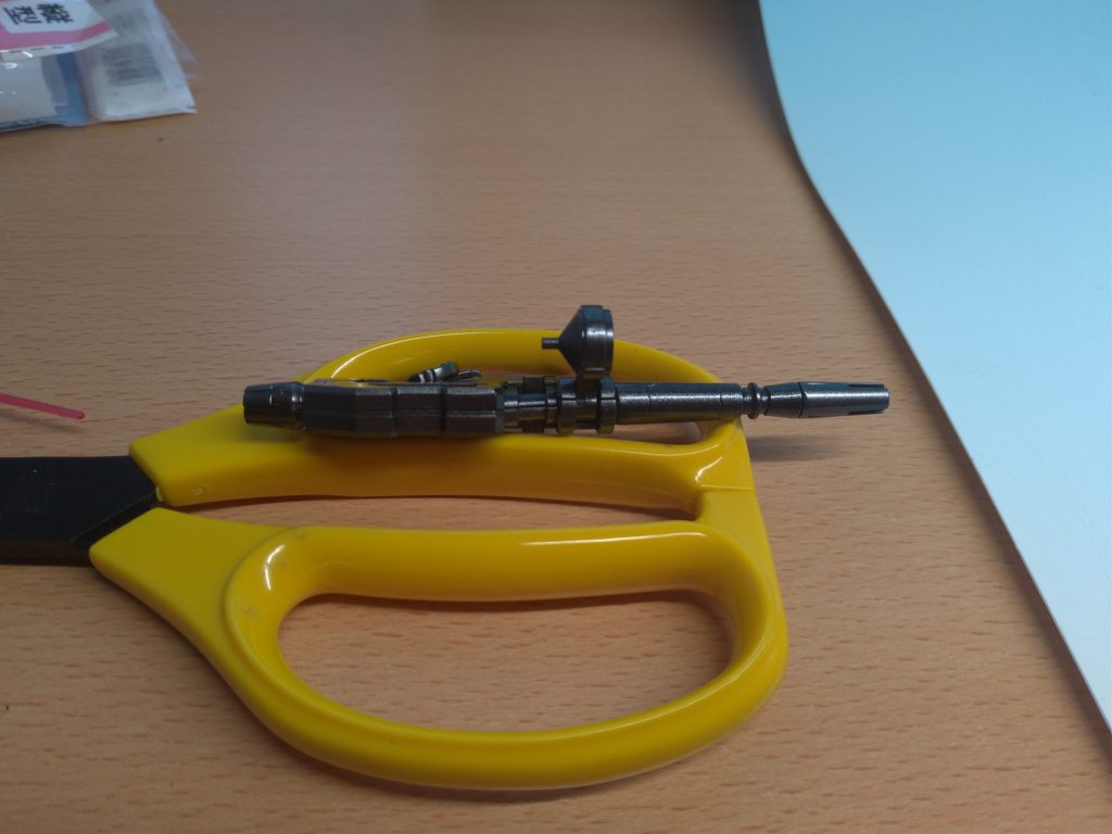 他に合わせ目で目立つのはビームライフル。加工後の画像しかないですが、銃身部分を切断して合わせ目処理&塗装後に接着してます。