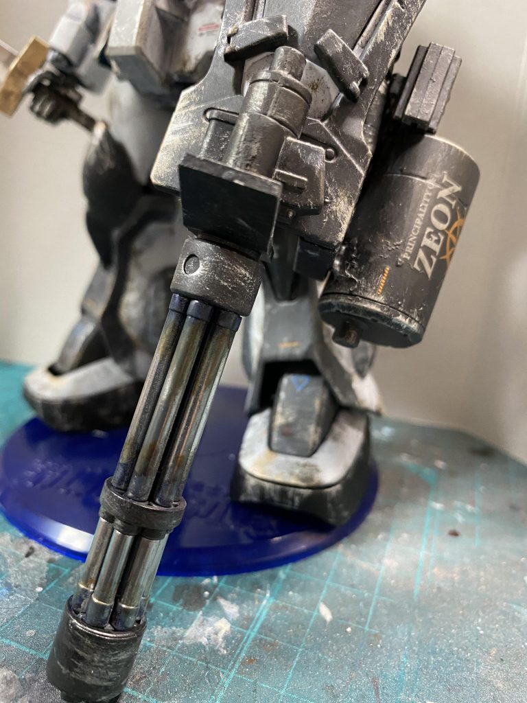 ガトリング砲の砲身はガイアノーツのプレミアムミラークロームでメッキ調にして金属焼け表現をリアルタッチマーカーでしてみました