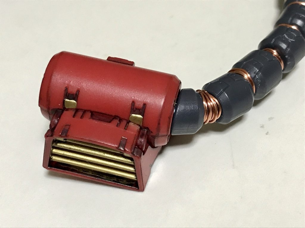 鼻のダクトは金で塗り、動力パイプの隙間には銅の針金を巻きました。