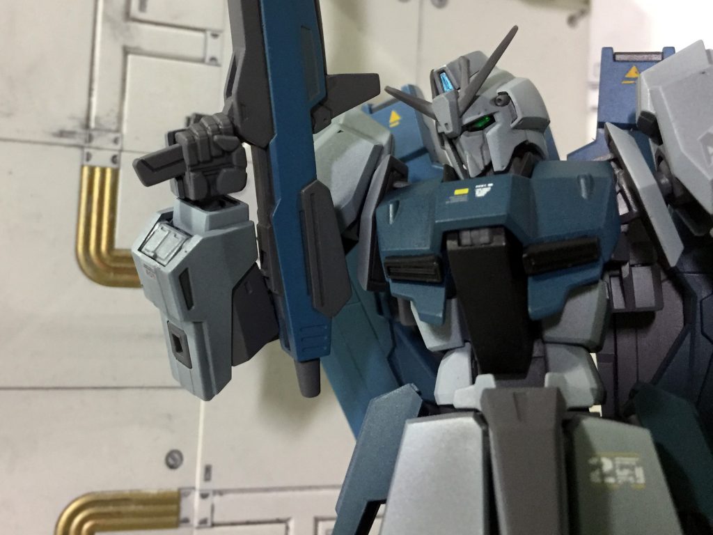 センサー類は付属のホイルシールを貼ってますが、目はクリアパーツだったので裏にホイルシールを貼りつつクリアカラーで塗装しました。結果、全然目立たないことに。これはまあまあ目が光っている唯一の写真です。1/144だとホイルシールでいいな!と反省し、今に至ります。