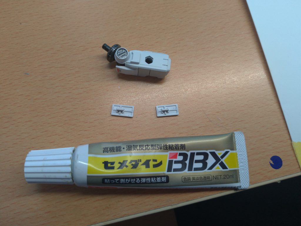 あと、腕のサイドカバーですがポロポロ落ちやすいので、貼ってはがせる接着剤をカバーに少しつけて補強してます。