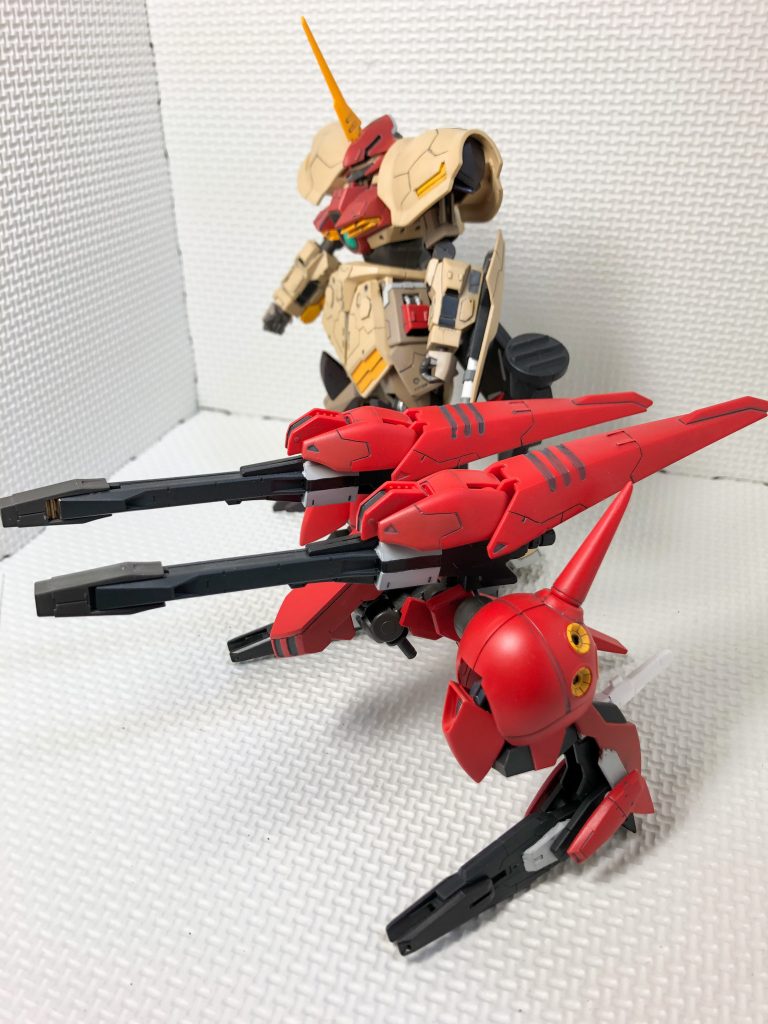バックパックと本体です。バックパック、支援機として使えるようにとした結果、単体でもかなりボリュームがある機体になってしまいました。今回、久しぶりにミキシングでガンプラを作ってみて、作る機体のコンセプトや、それに必要な要素を考えてい過程も含めて作っていくことができてとても楽しかったです。