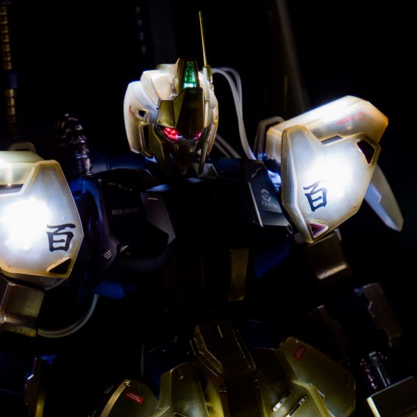 【目立ちすぎ】 半透明の百式を、ピカピカ光らせる。