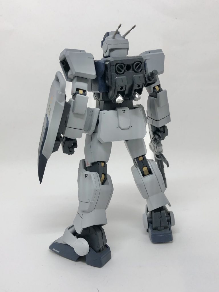 リアビューです。各部形状、カラーリング、デカール、スジ等は全て自己解釈で製作したので細かい部分は原作と異なっています。あとランドセル右側にマシンガンをマウントさせる予定でしたが、当のマシンガンを無くしたので結局謎のおできが残りました。