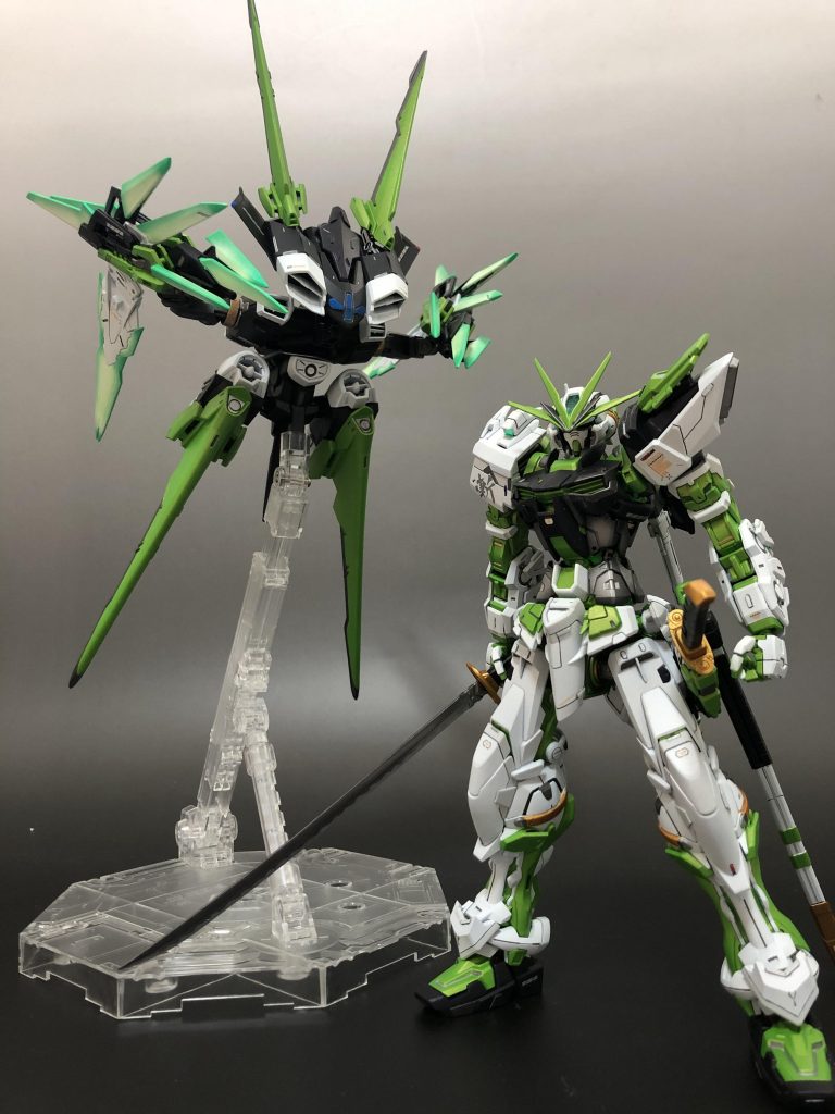 左・・独立支援型フライトユニット レオロウが所有するハチに似たAI(レオ)が組み込まれており単騎でも一刀の指示で行動可能