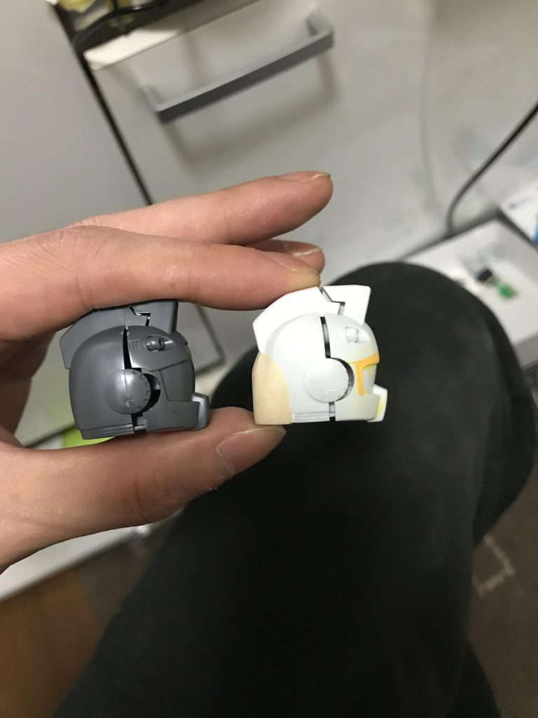 後頭部は丸みが入ったフラットな感じを出すのに、後頭部を平らに削り込みエポパテを盛って削り込んでます。ノーマルジムヘッドと比較です。