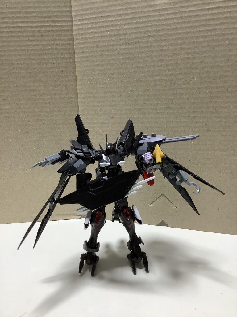 既に両手が塞がっているので追加で武装を使用する際はバックパックのアーム(レイダーの腕)で使用します。