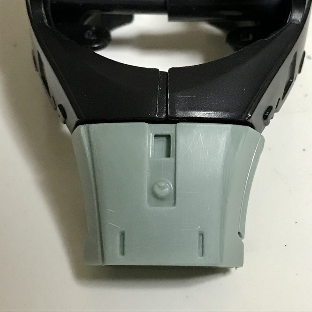 このボディユニットとノーズユニットの組み合わせだと、境目に大きな段差ができ、ディテールのテイストも違います。そこで、ノーズユニットの側面を削って段差を減らし、鼻スジを彫ってボディユニットからつながりを持たせました。向かって左側が加工後、右側が加工前です。