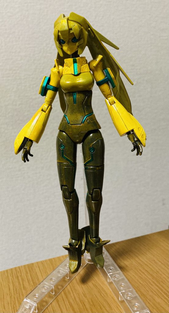 正面から。全体にシャインシルバーを軽く吹いて、上からクリアイエローとクリアオレンジを混ぜて重ねてます。グリーンのラインはマーカーのメタグリーンで塗りました。