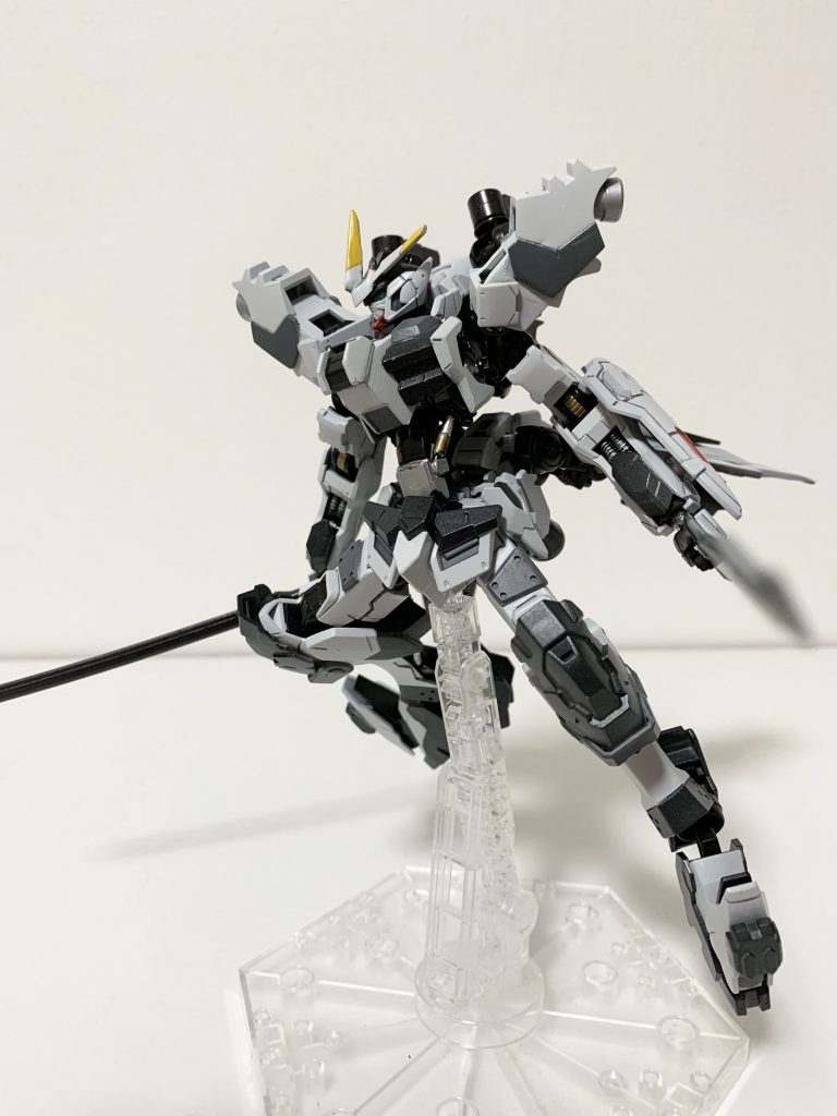 エイハブストレンジに関しては本当にそんな事できんの?と思いながらも、ガンプラは自由やしまあいいかーって感じで設定しました。武器は重い方が強いし(適当)次回作ですが実はほぼ出来上がっているので近いうちに投稿できると思います。ではまたノシ