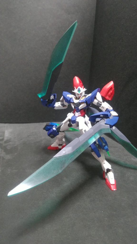 ダブルOOクアンタ･EXのメイン武装“GNバスターソード”。持ち手基部に太陽炉が直結され”ライザーソード”並みの出力を有し、超高圧縮粒子を纏わせ振るえば遠方への敵に対して粒子斬擊を撃ち放つことも可能クアンタ、トランジェント、ギラーガ、コトブキヤ”メガスラッシュエッジ“を組み込み完成させました巨大な武器が好きで。このような構成になりました