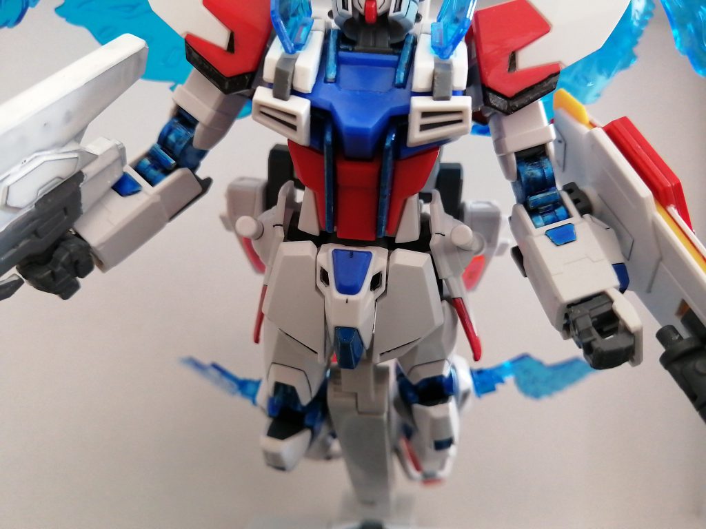 劇中で発光していた箇所をキャンディ塗装で表現しました。筆塗りの為、クリアブルーのムラが目立ちますが、許してください。