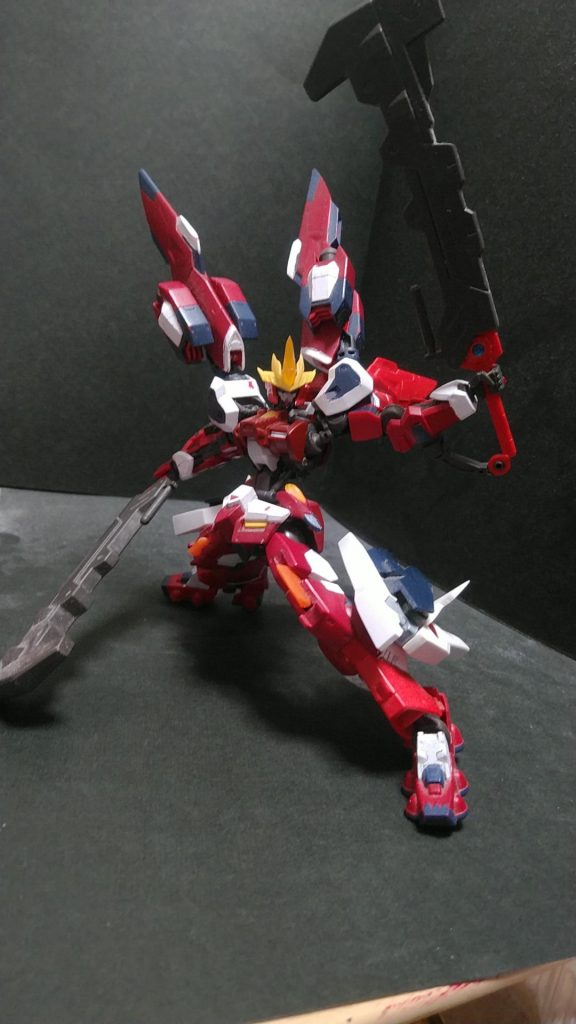 両肩にはアスタロトオリジンの背部バーニアユニット、バーニアユニットは可動式で変則的に可動する事で予想不可な機動性を獲得している瞬間最大加速Ｇはトールギスに匹敵する