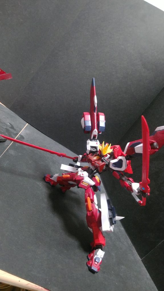 武装はγナノラミネートソード二振り、両脚脹ら脛にあるウェポンバインダーには2丁のハンドガンのみ