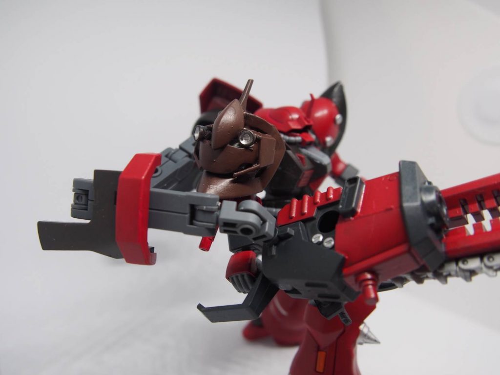 肩部は特殊な形状となっている(まるで顔のよう)