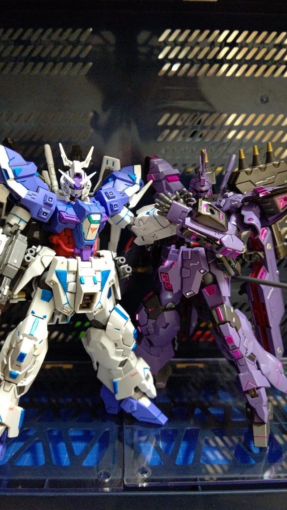 前回のバルギルと合わせて...バルギルからムーンガンダムへ主人公機の変更って王道ですが実際やるとこれがなかなか...面白かったです♪この二機でコンビを組んで戦う日が来るか否か!!...という妄想で作成して完成して良かったです。あ、胸やバックパックのネオ・ジオンマークのデカールはカッコいいからつけました\(^ω^)/!!最後までご覧頂きありがとうございました。