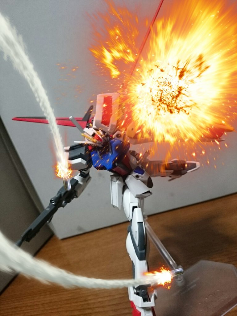 ・ミサイル・爆発エフェクトSEEDのOPだと種ポーズが有名だけど、自分はその直前のミサイルを盾で受けるシーンと、その爆発からストライクが表れる瞬間が好みっス