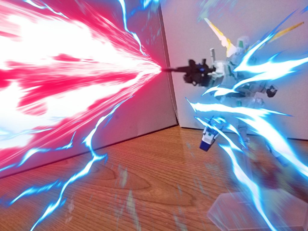 ・ビームマグナムエフェクトかなりハデハデっス。派手すぎてエフェクトとユニコーン被っとる…リアル体型のユニコーンはMGしかいないので一番くじのSDEXで代用