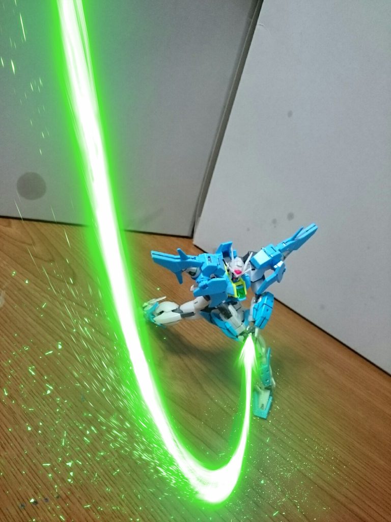 エフェクトのいくつかは反転したものもあり、ハイヤーザンスカイフェイズに使用するとこんな感じに。ちなみにエフェクトを被せてるっスけど、ダブルオースカイにはHGFCシャイニングに付属するシャイニングフィンガーソードを持たせてるっス