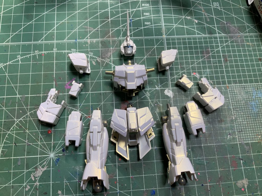 ユニコーンはクリアを吹いて、筆塗りでパール塗装をリターダを使ってムラにならない様に何度も塗り苦労しました(-.-;)y-~~~