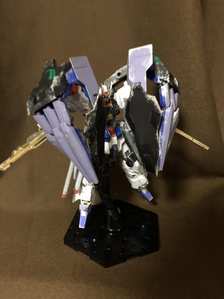 アームユニットは前面に展開することで、防御形態に移行が可能。