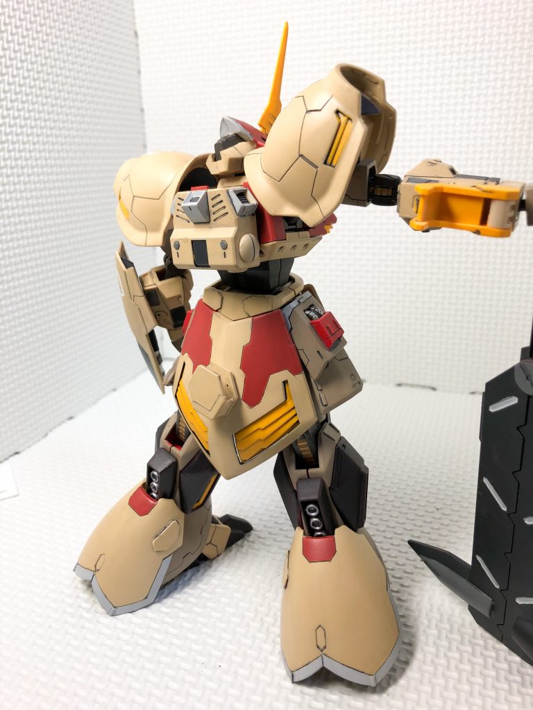 バックパックを外した背面図です。写真から分かるように、元のバックパックを反対向きに取り付けて、そこに接続用の穴を設けています。接続自体は、フラウラスの足の軸を使用しています。