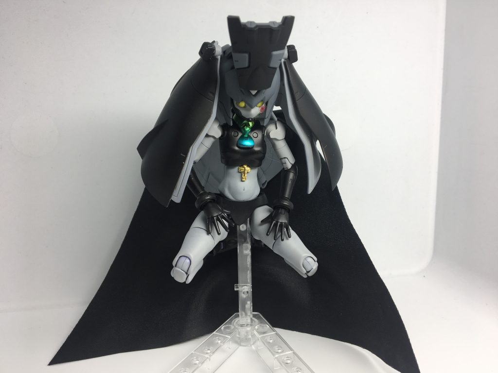 基本スタンスである、浮遊を表現。正座でスタンドに取り付けるのが難しかったです。