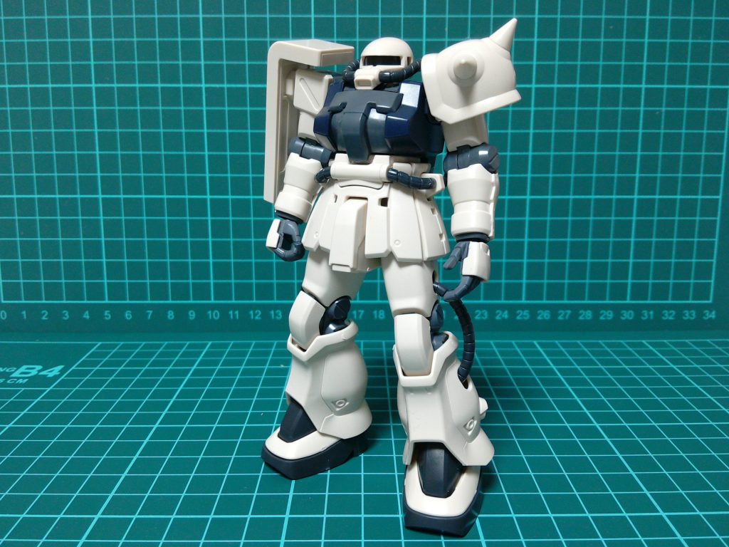素組パーツ数少な目ながら合わせ目がほぼなし最近のザクと比べると上半身ががっしりしているようなHGによくある脚の細さも感じません