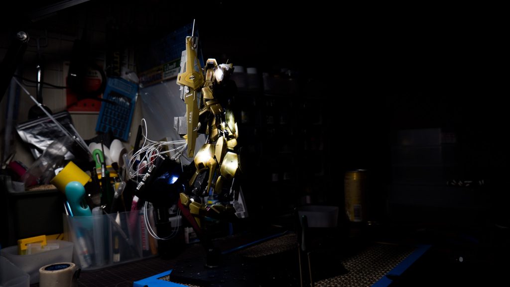 まさかの、全塗装が完了した後に、LEDで光るとどうなるかな...と思い、急遽LEDを仕込んでます。ザクザク削ってます(狂気)