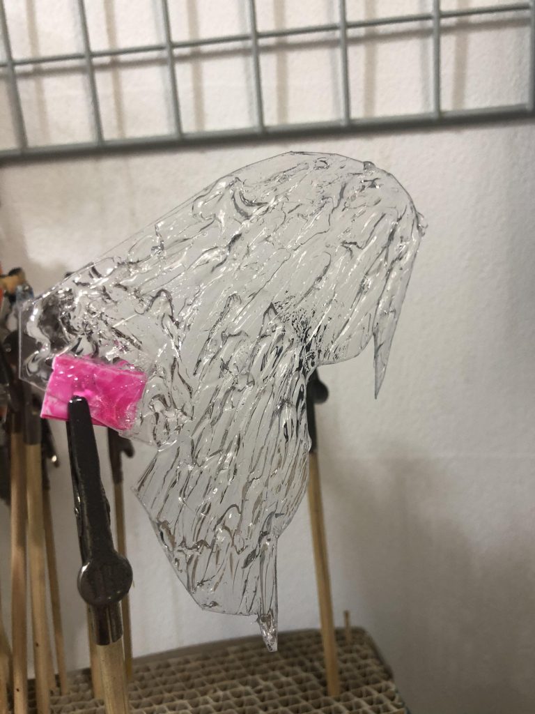 光の翼は百均透明プラ板に、透明なシーラントを塗り付け、蛍光マゼンタと白で塗装しました