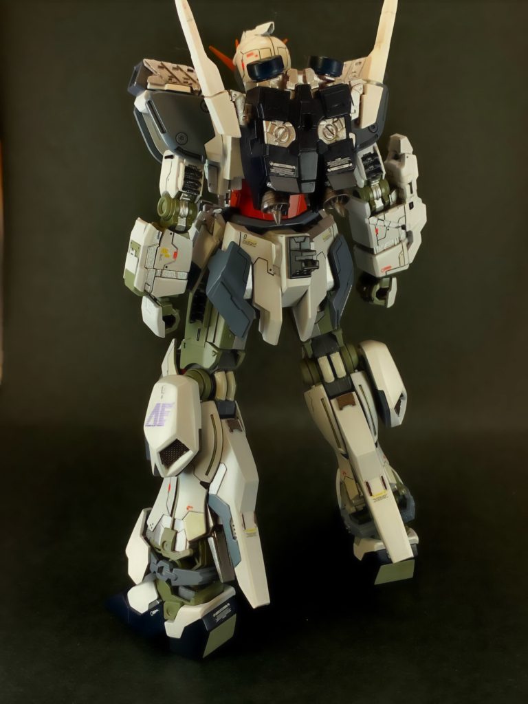 背面ビームサーベルをOOガンダムから脚部スラスターはユニコーン(nt-d)から脚部ダクトはMK-Ⅱから移植しました。